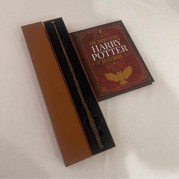 The Unofficial Harry Potter Spellbook + Hermione Granger “Magic Wand” Xmas Gift - Picture 10 of 11